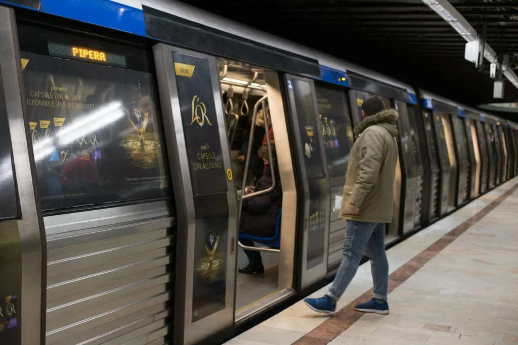 Un tren de metrou la stația Pipera din București.