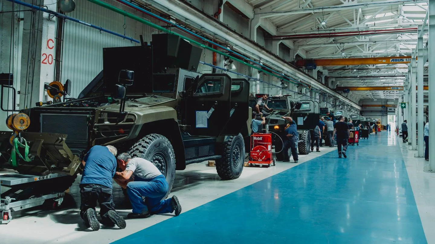 Linie de producție pentru vehicule blindate Cobra II la uzina din Mediaș.