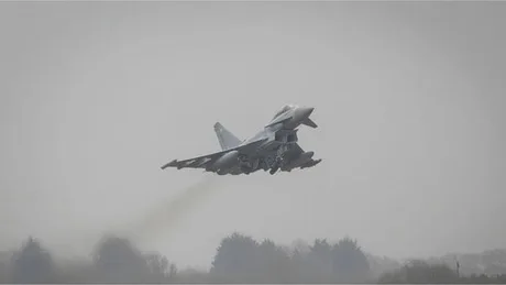 Avion de vânătoare Typhoon decolând în condiții de ceață.