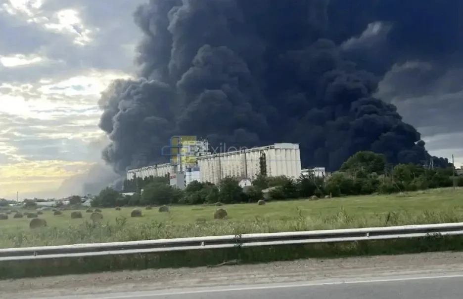 Incendiu masiv la o rafinărie din Rusia, cu fum gros pe cer.