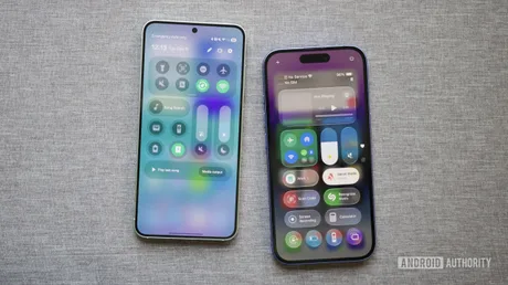 Compararea interfețelor One UI și iOS pe telefoane Galaxy și iPhone.