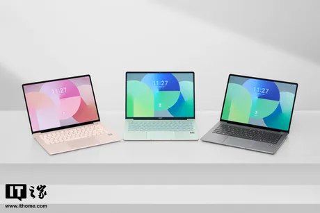 Laptopuri MateBook cu ecrane colorate, pregătite pentru actualizarea HarmonyOS.