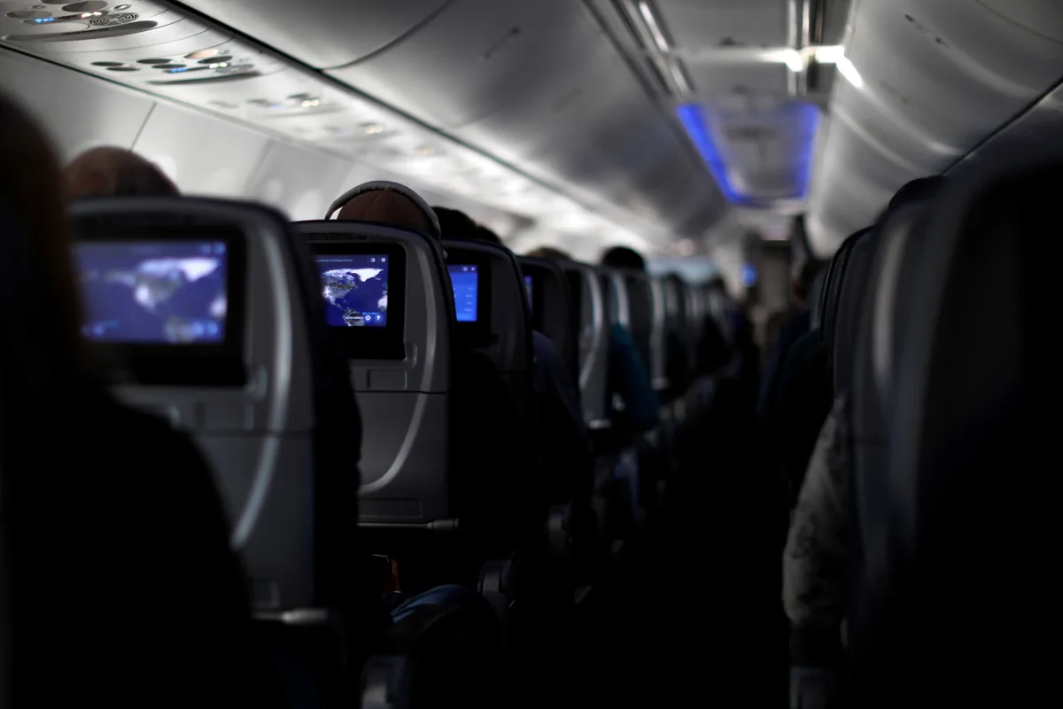 Interiorul unui avion cu pasageri și ecrane de divertisment