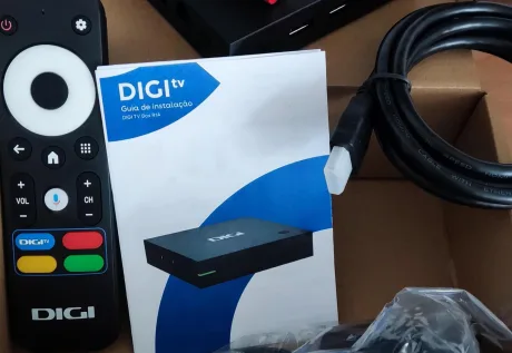 Telecomandă și ghid de instalare pentru serviciul Digi TV.