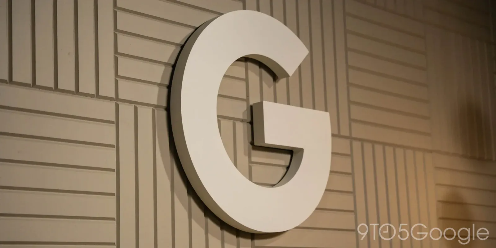 Logo-ul Google pe un perete texturat, simbolizând inovația.