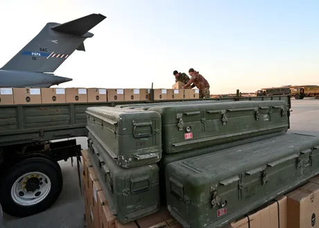 Transport de echipamente militare pentru sprijinul Ucrainei.