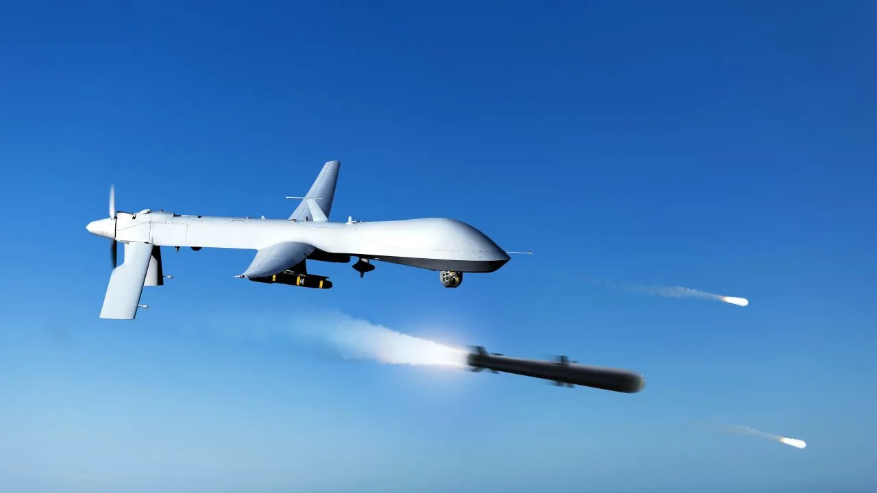 Dronele Watchkeeper X în zbor, cu rachete lansate din sistem.