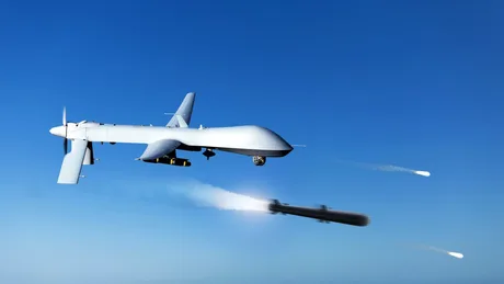 Dronele Watchkeeper X în zbor, cu rachete lansate din sistem.