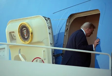Donald Trump părăsește un avion în timpul summitului NATO.