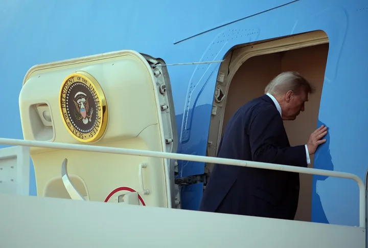Donald Trump părăsește un avion în timpul summitului NATO.