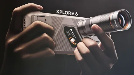 Telefon robust Xplore 6 cu teleconvertor pentru zoom optic 10x, ideal pentru aventuri în aer liber.