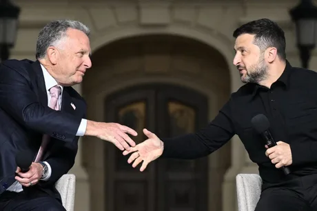 Steve Witkoff și Volodîmîr Zelenski discutând despre colaborarea trilaterală.