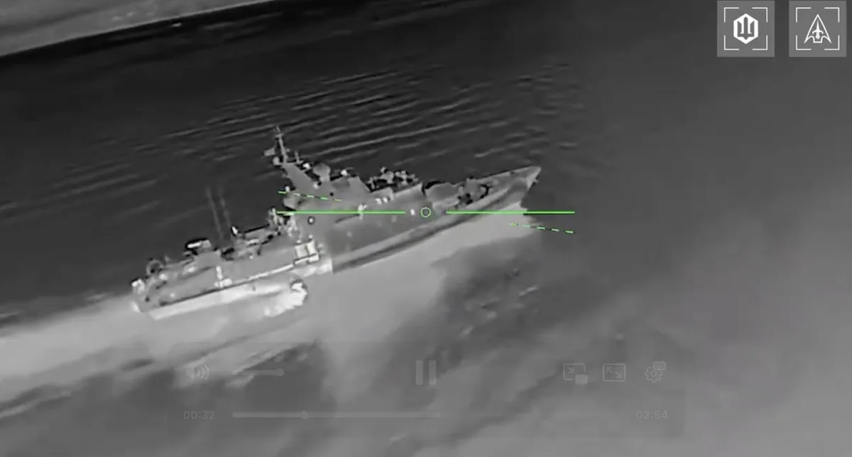 Nava de patrulare rusă în timpul unui atac cu drone ucrainene în Crimeea.