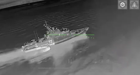 Nava de patrulare rusă în timpul unui atac cu drone ucrainene în Crimeea.