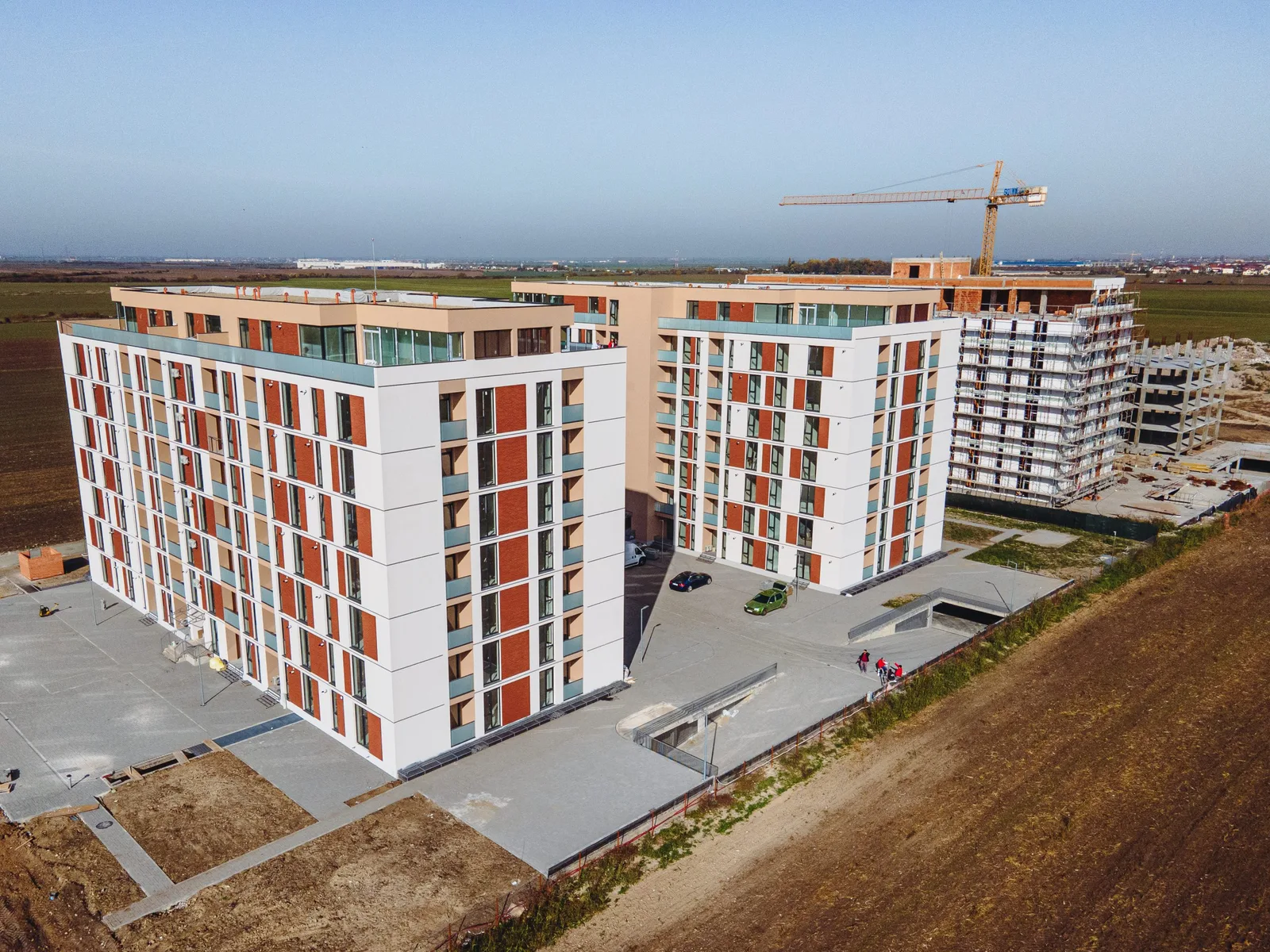Clădiri rezidențiale moderne în construcție, evidențiind creșterea pieței imobiliare.