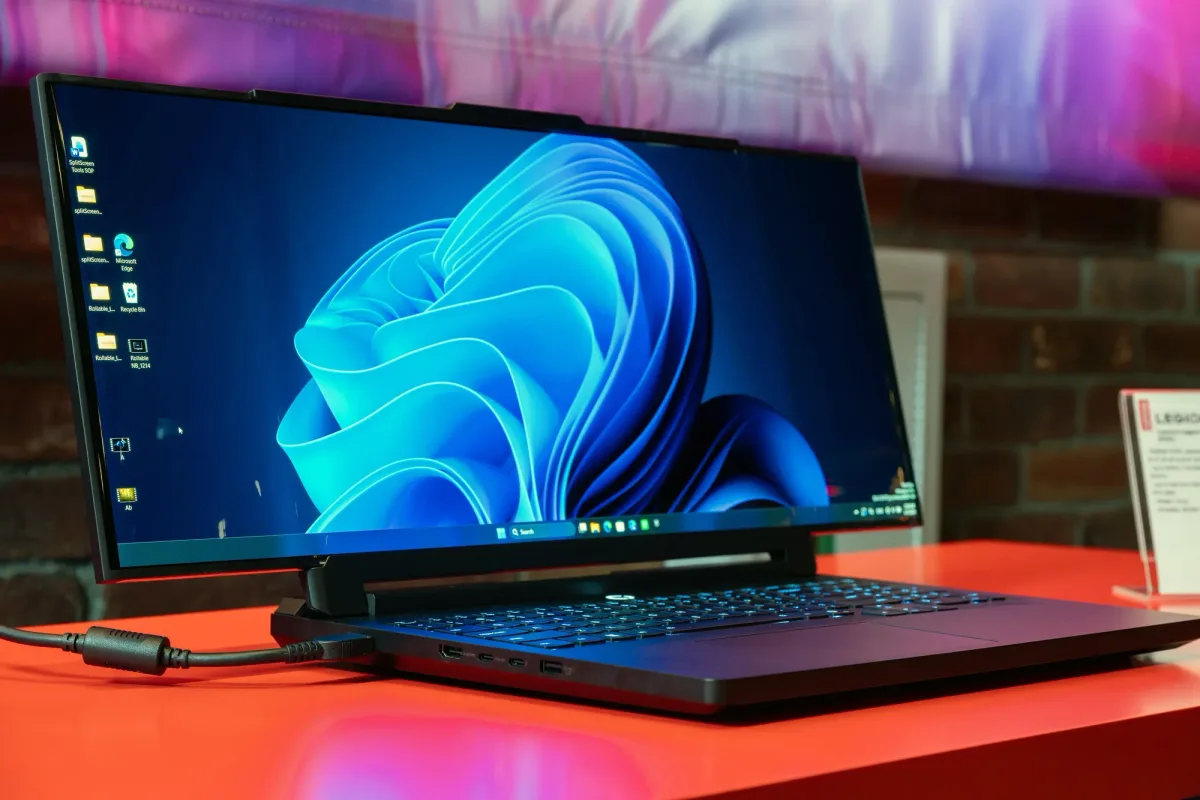Laptop Lenovo cu ecran mare și interfață Windows 11