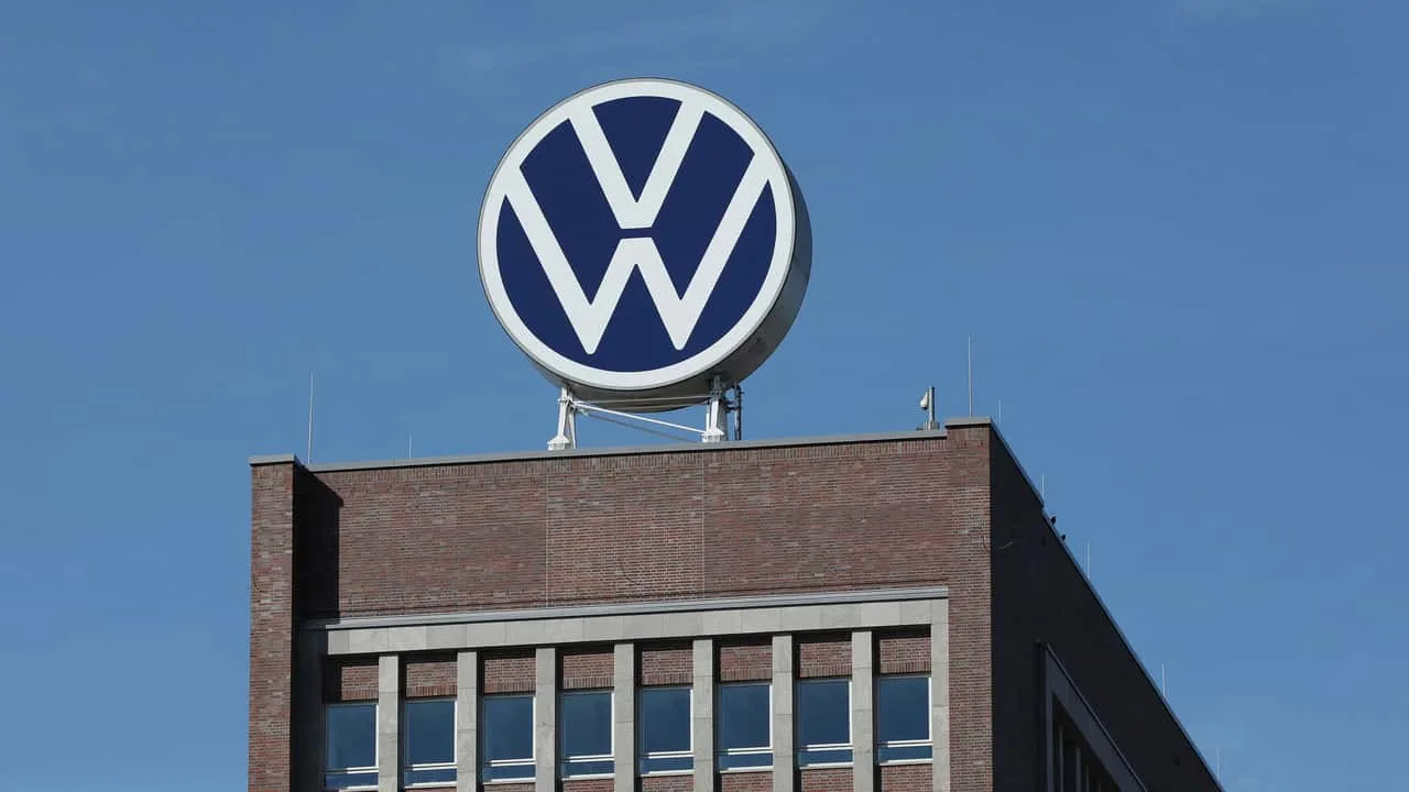 Logo Volkswagen pe un clădire, simbol al industriei auto germane.