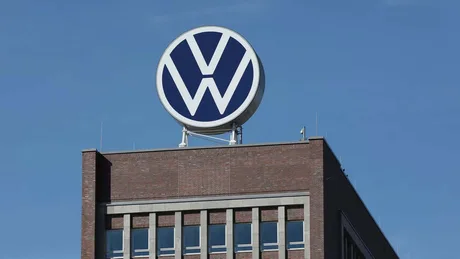 Logo Volkswagen pe un clădire, simbol al industriei auto germane.