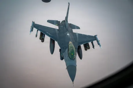 Avion militar american în zbor, pregătit pentru misiuni în Orientul Mijlociu.