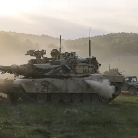 Tancuri în exercițiu militar, expunând vulnerabilitățile în fața dronelor.
