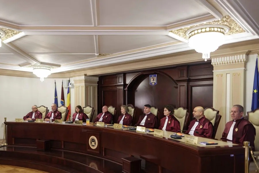Ședință a Curții Constituționale cu judecători în robe roșii.