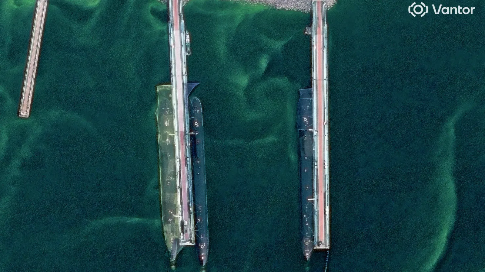 Submarinele rusești acoperite cu plase anti-dronă la baza Rybachiy.