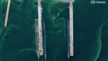 Submarinele rusești acoperite cu plase anti-dronă la baza Rybachiy.