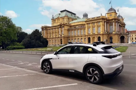 Robotaxi Verne parcând în Zagreb, fără operator de siguranță la bord.