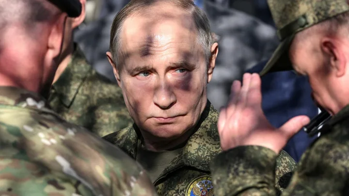 Vladimir Putin discutând cu ofițeri militari, în contextul tensiunilor regionale.