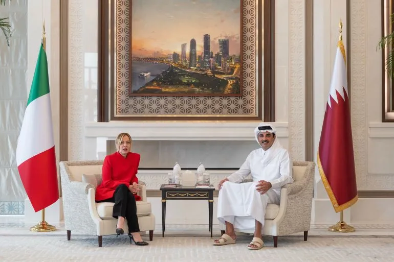 Giorgia Meloni și emirul Qatarului discutând despre criza energetică în Doha.