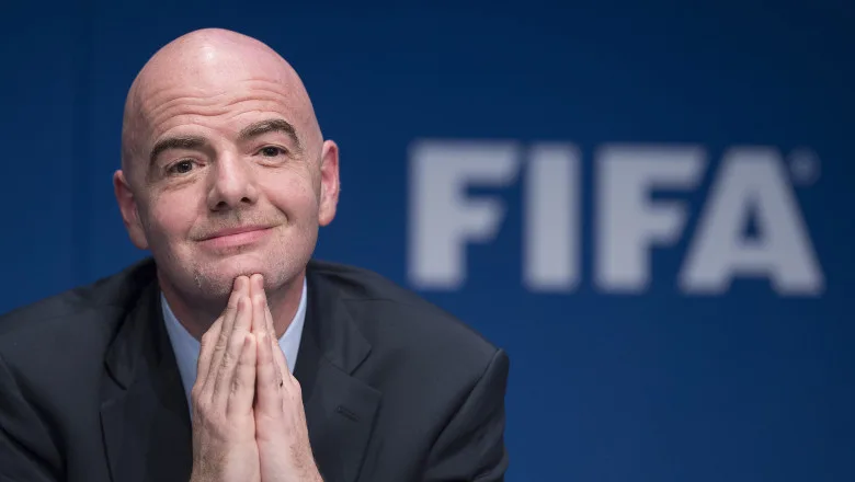 Gianni Infantino zâmbind în timpul unei conferințe FIFA.