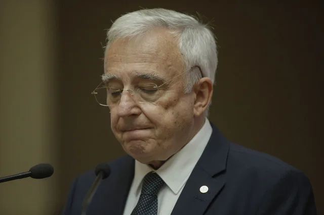 Mugur Isărescu, guvernatorul BNR, exprimând îngrijorări financiare.