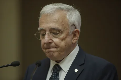 Mugur Isărescu, guvernatorul BNR, exprimând îngrijorări financiare.