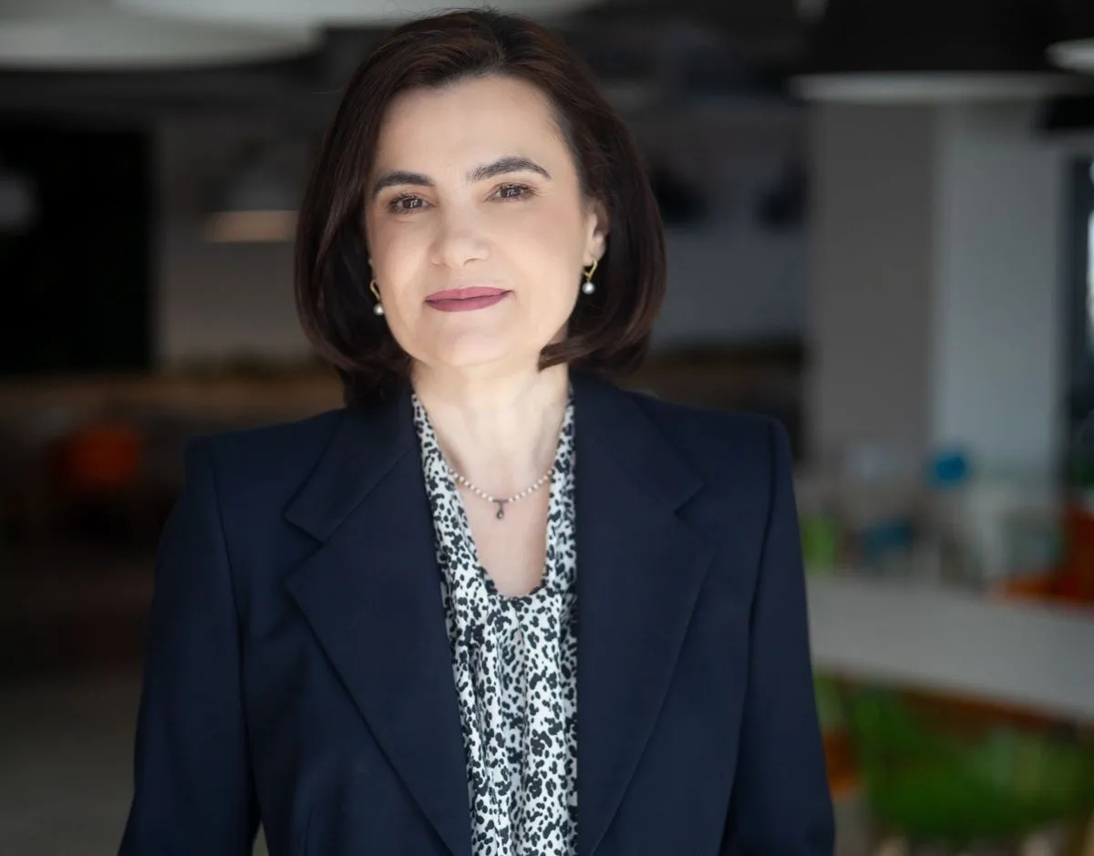 Mihaela Bitu, CEO ING Bank România, într-un mediu de birou modern.