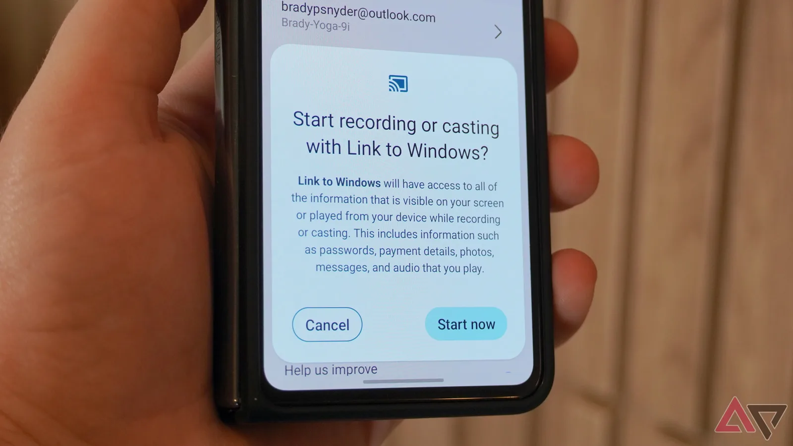 Aplicația Link to Windows pe un telefon Android, cu opțiuni de control pentru PC.