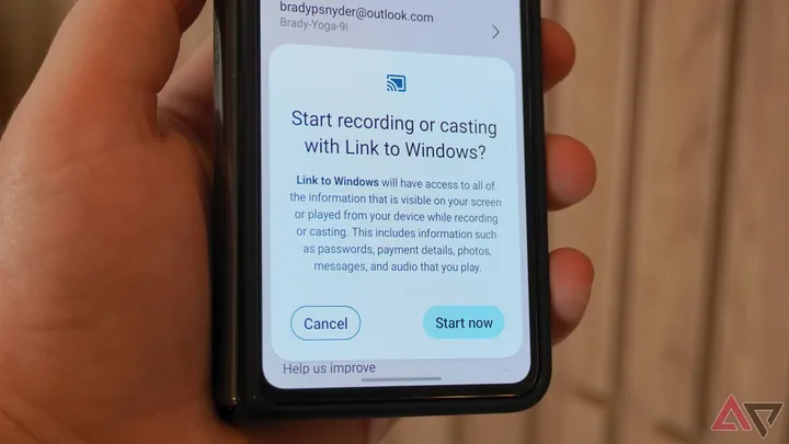 Aplicația Link to Windows pe un telefon Android, cu opțiuni de control pentru PC.
