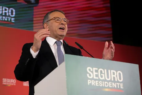 Antonio José Seguro sărbătorește victoria în alegerile prezidențiale din Portugalia.