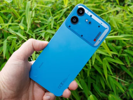 Telefonul Nothing Phone (4b) cu design modern și specificații avansate.