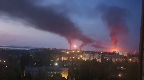 Fumul gros se ridică deasupra rafinăriei din Saratov după atacul cu drone.