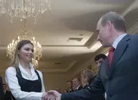 Întâlnire formală între lideri, cu un decor elegant în fundal.