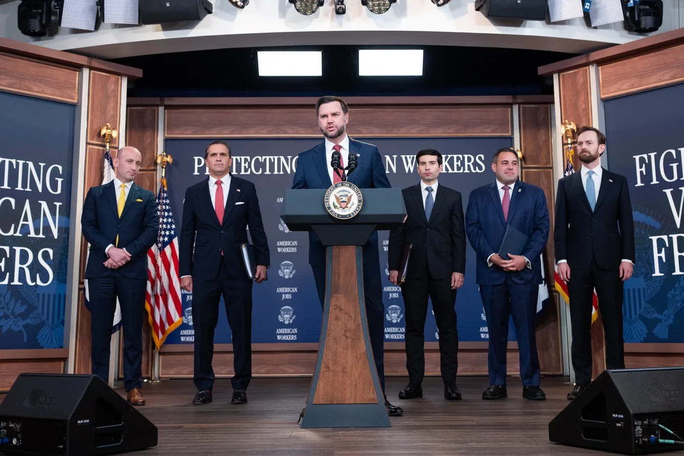 Conferință de presă despre restricțiile vizelor H-1B pentru companii IT.