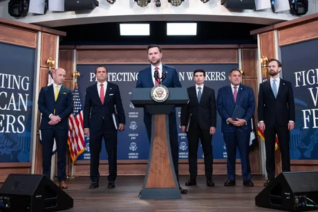Conferință de presă despre restricțiile vizelor H-1B pentru companii IT.
