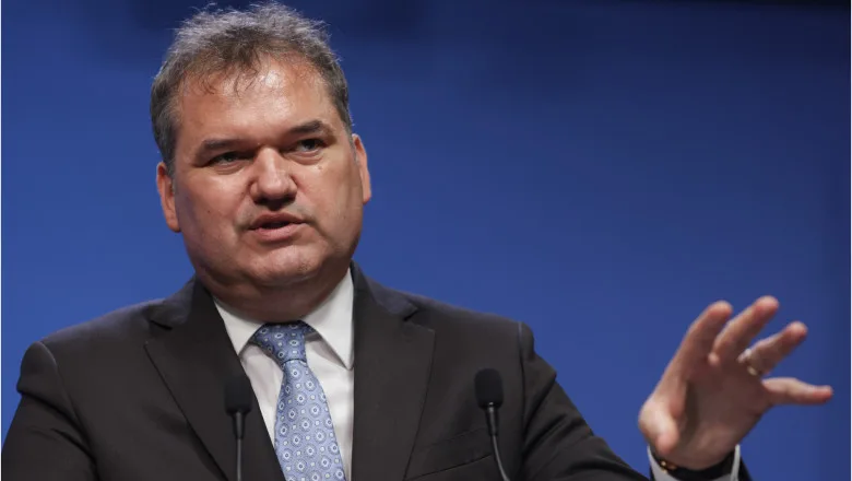 Cseke Attila discutând despre investițiile în sănătate la un eveniment oficial.