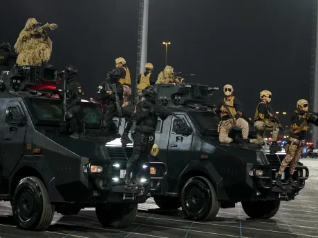 Soldați echipați cu vehicule blindate în timpul unui exercițiu militar.