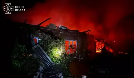 Incendiu devastator în urma atacurilor aeriene asupra Kievului.