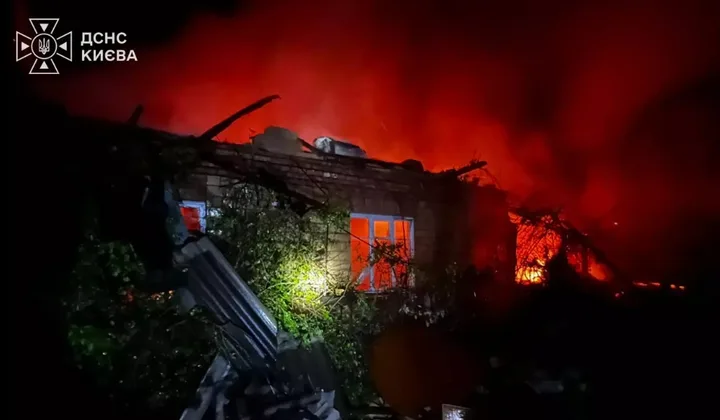Incendiu devastator în urma atacurilor aeriene asupra Kievului.