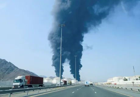Fum negru se ridică deasupra unei platforme industriale în Beersheba.