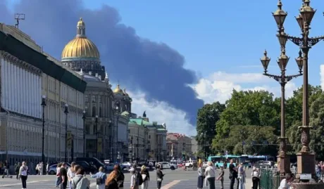 Fum negru se ridică deasupra clădirilor din Moscova.