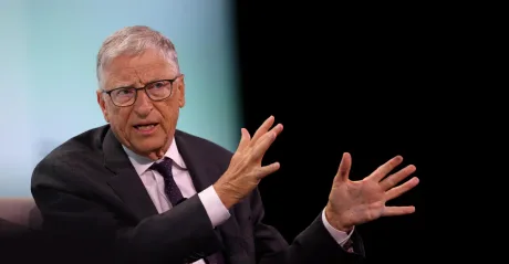 Bill Gates discută despre impactul AI asupra locurilor de muncă și necesitatea reglementărilor.