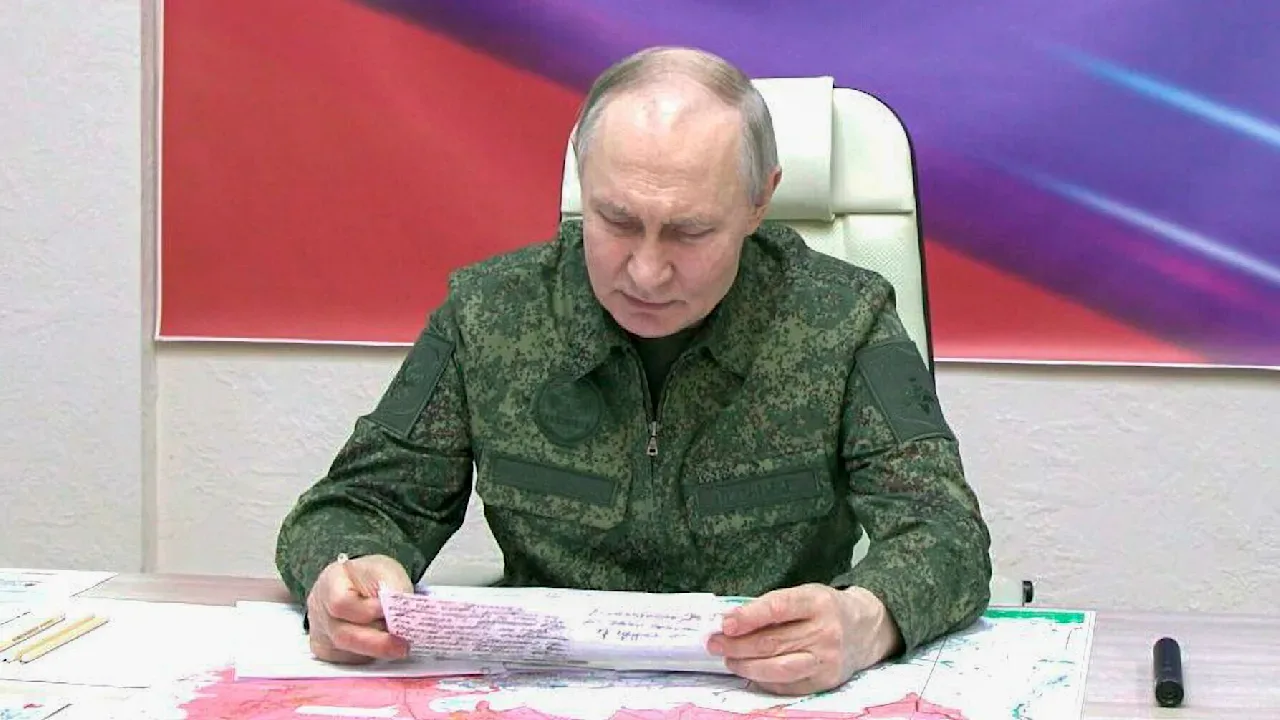 Un lider militar studiază documente într-un birou, reflectând asupra situației din Ucraina.
